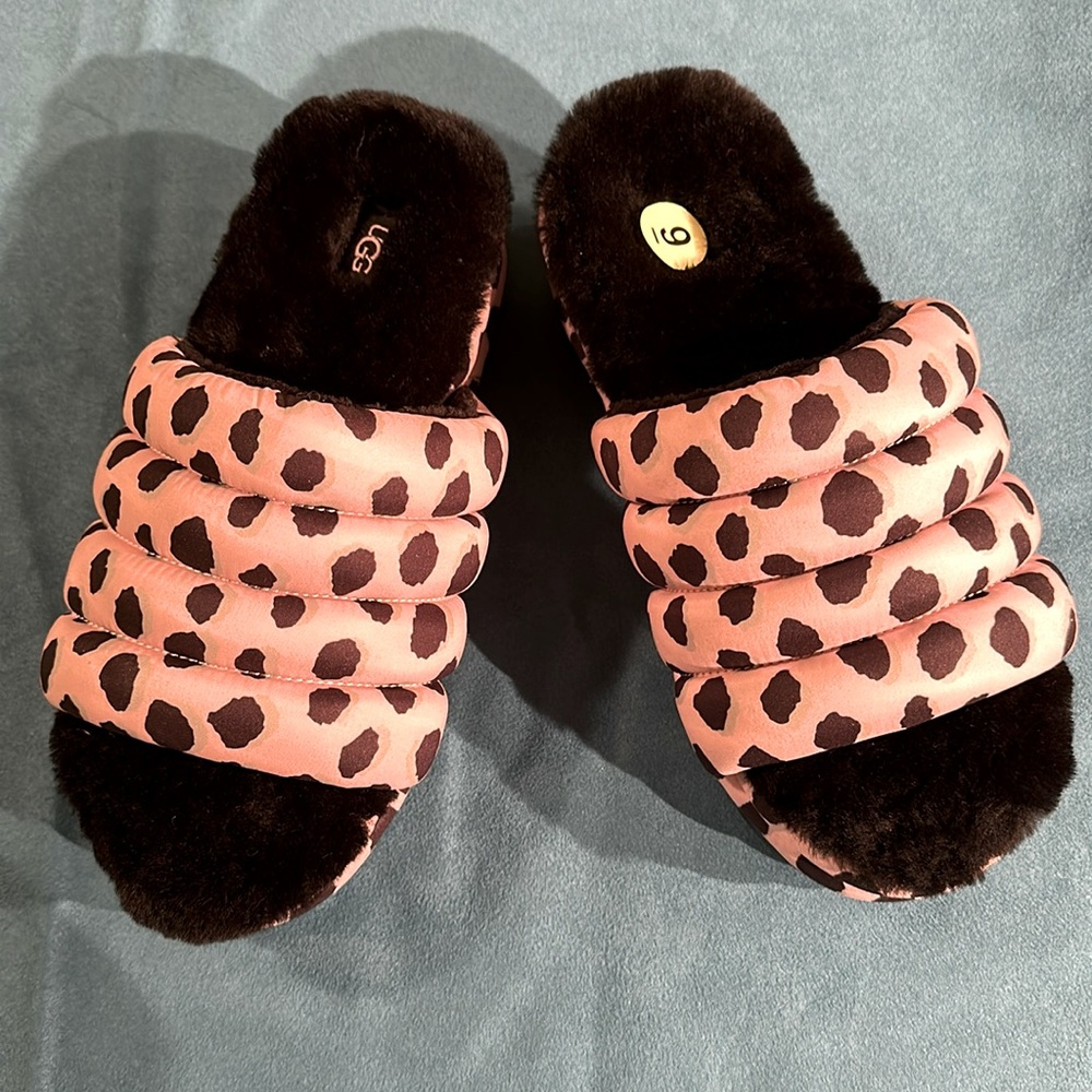 NW Women's Size 9 UGG Fuzzy Slides